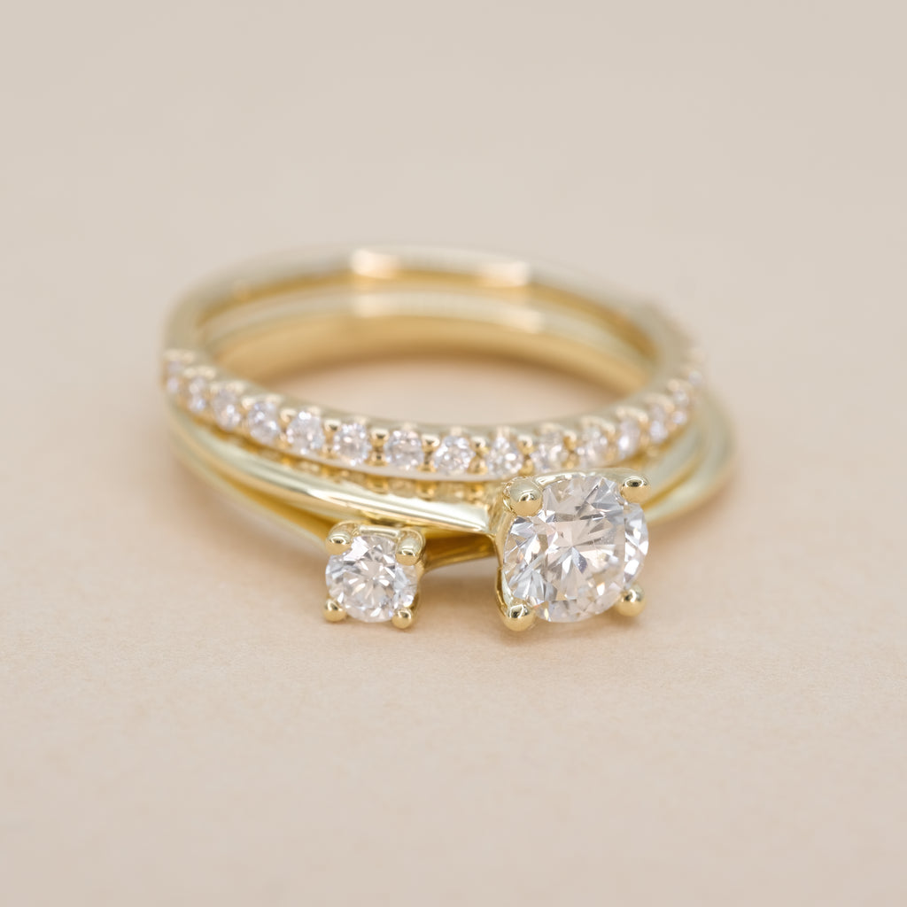 Klassieke gouden verloving en trouwringen met natuurlijke en laboratoriumdiamanten