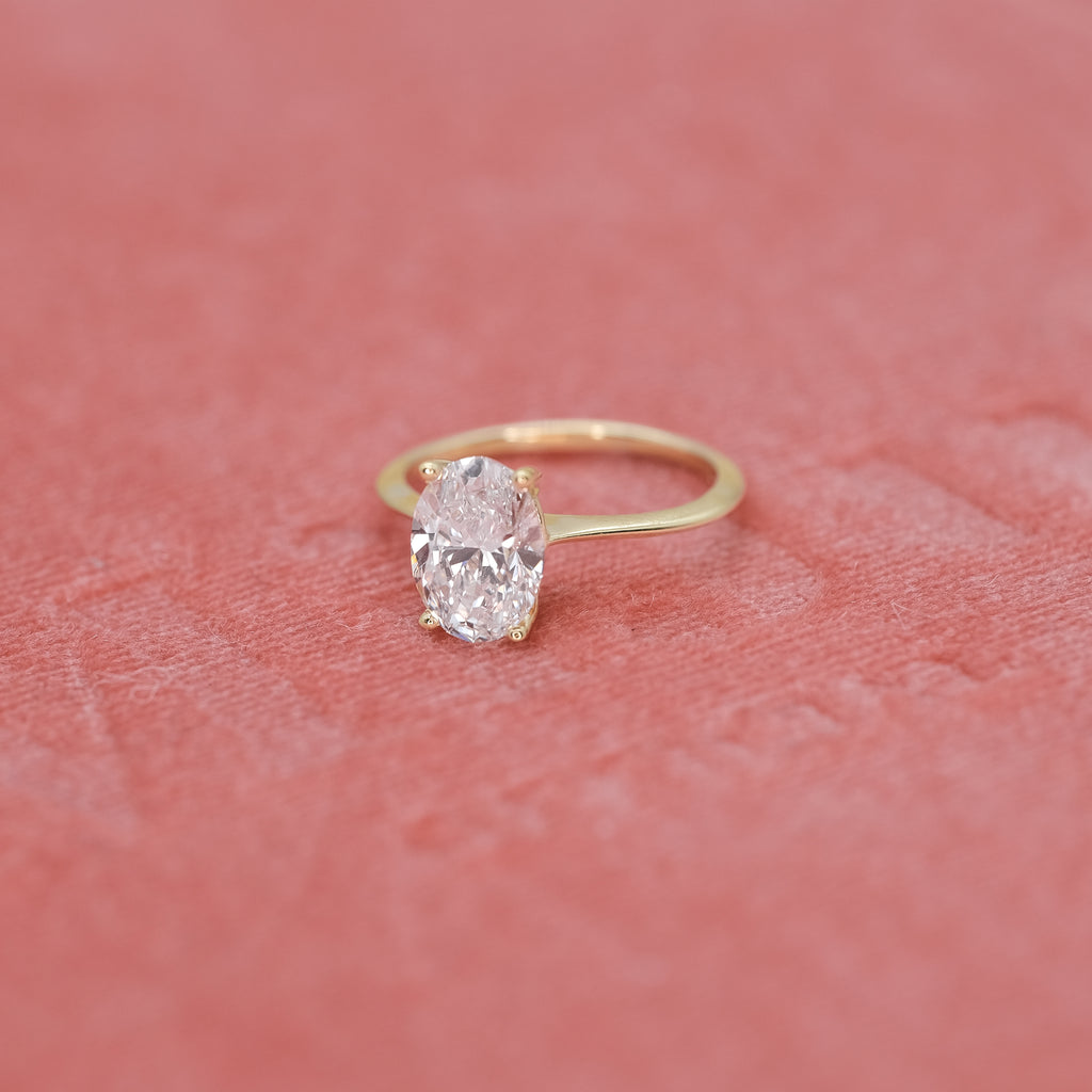 Een echte eye catcher, tijdloze en klassieke verlovingsring met een ovale 1.1ct diamant 