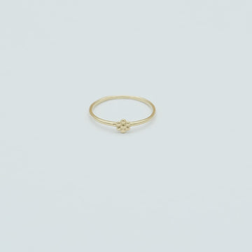 De massief gouden mini daisy ring is makkelijk om samen met andere ringen te dragen.