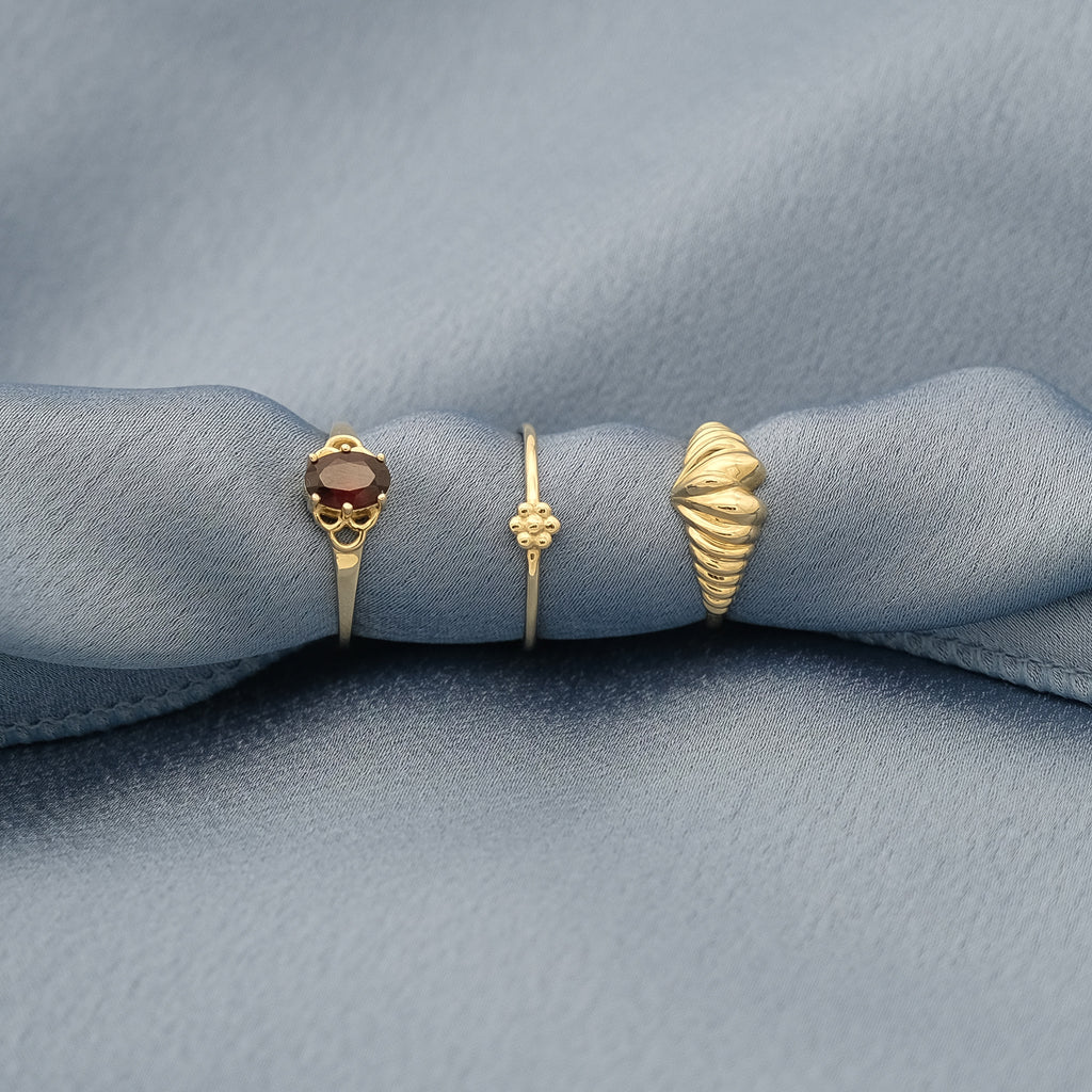 De zeemeermin granaat ring, mini margriet ring en vintage hart ring in 9k massief goud.