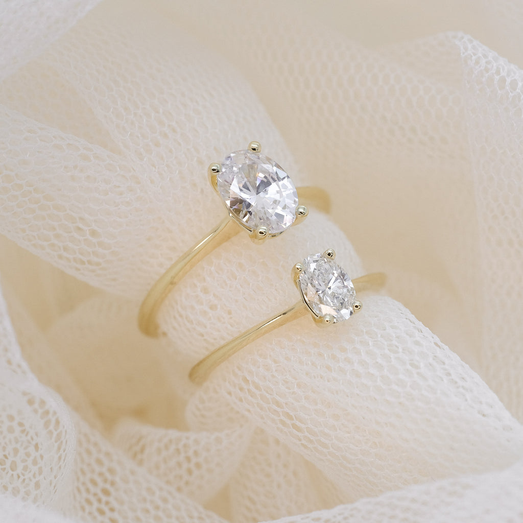 Een unieke ovale lab diamanten verlovingsring gemaakt van 14k goud.