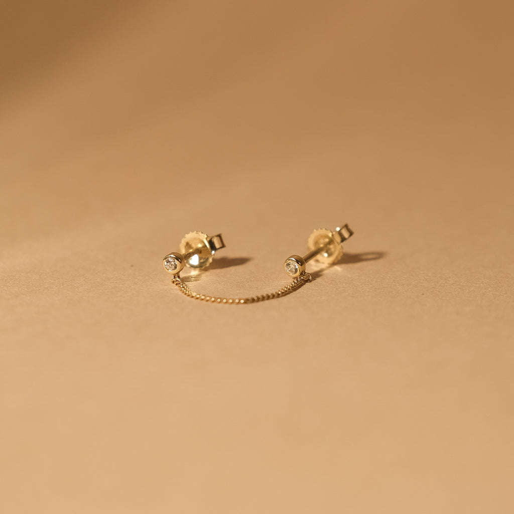 De MiJu Official massief gouden vintage ketting stud met twee kleine cubic zirconia edelstenen.