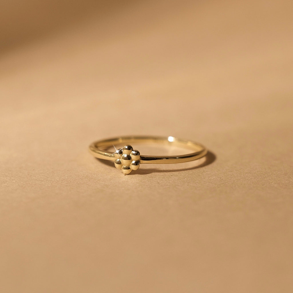 De MiJu Official mini daisy ring uit de vintage vibe collectie is gemaakt van 9k goud.