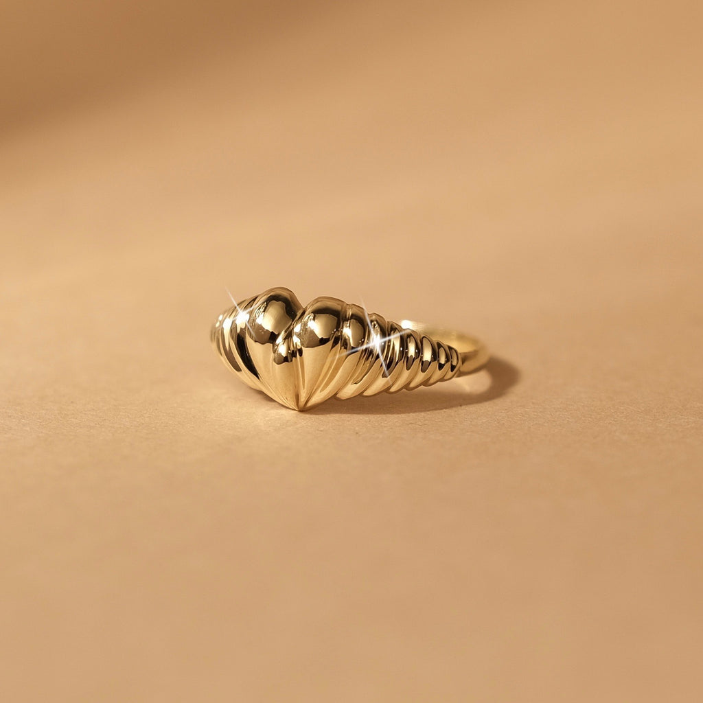 De MiJu Official massief gouden vintage hart ring.