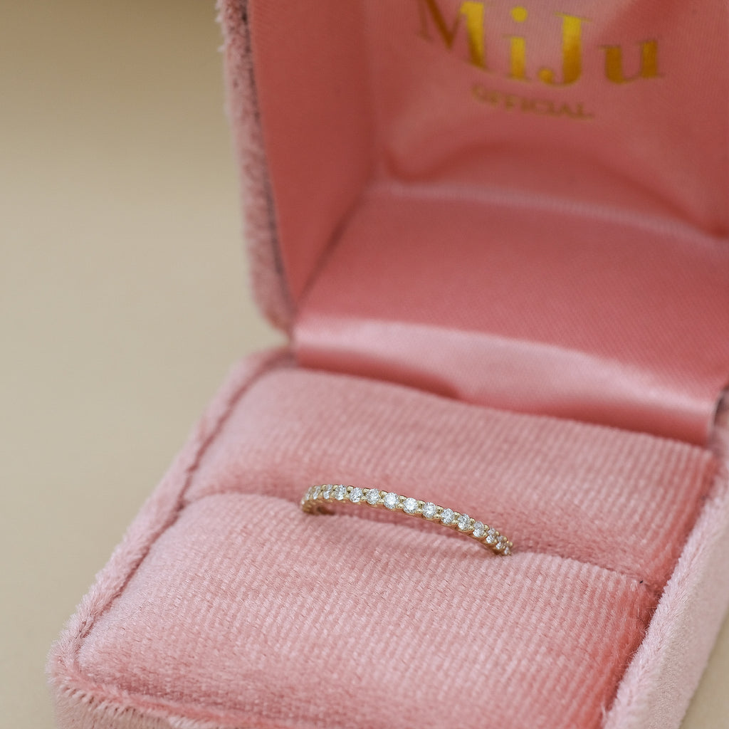 Een trouwring met diamant voor dames in het perfecte roze fluwelen sieradendoosje.