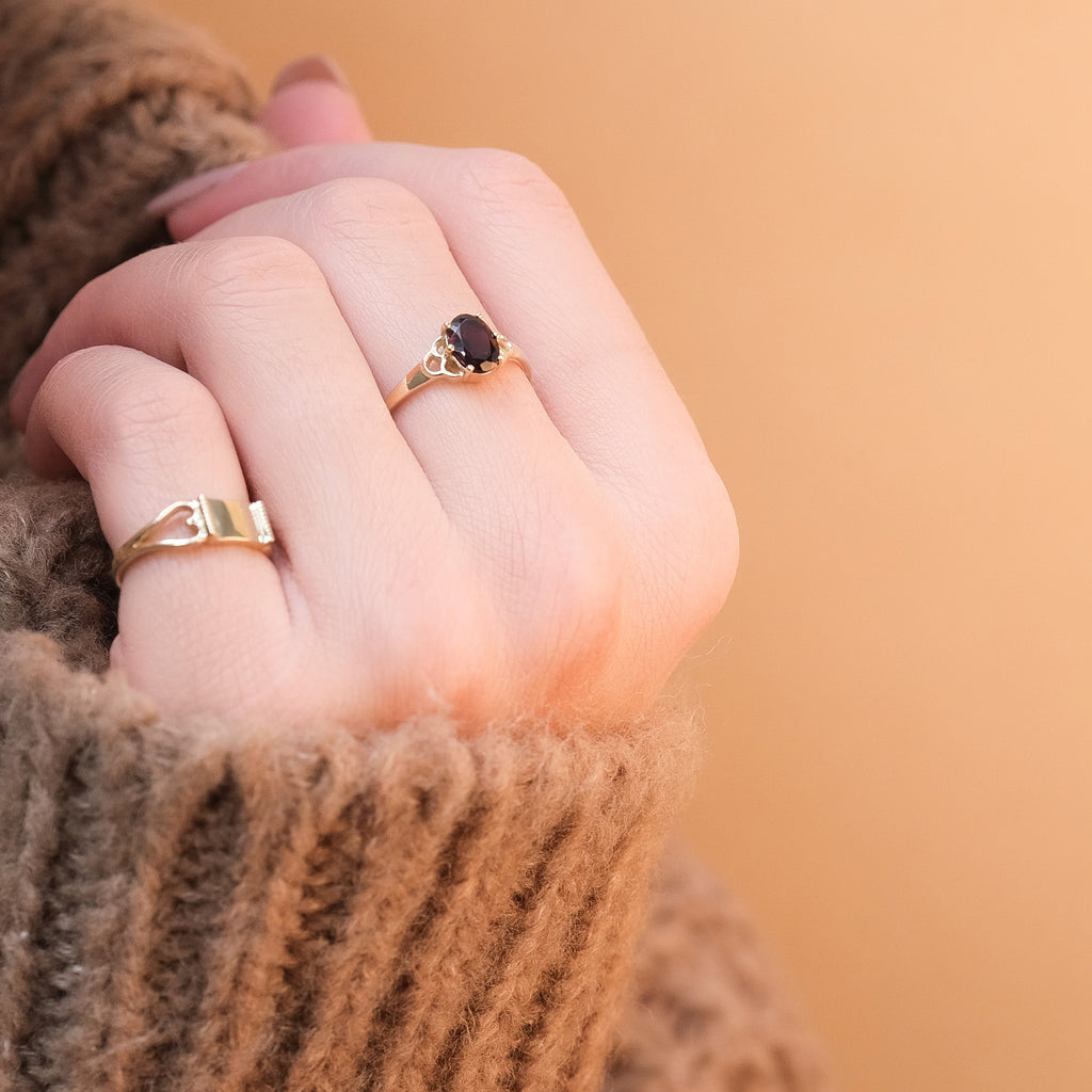 Ik draag de massief gouden zeemeermin granaat ring gecombineerd met de vintage hart pinky ring.