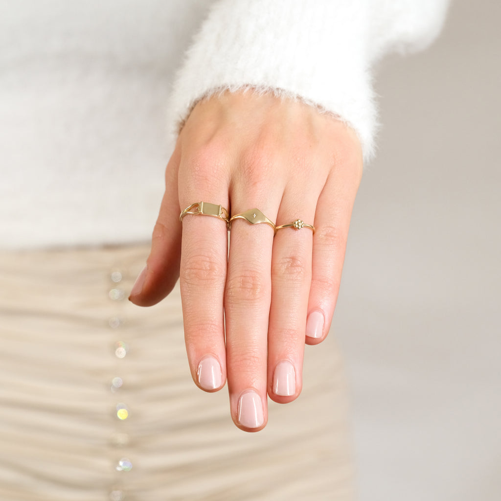 Onze dagelijkse massief gouden ring combinatie. De mini margriet ring, vintage diamanten ring en vintage liefdesring. 