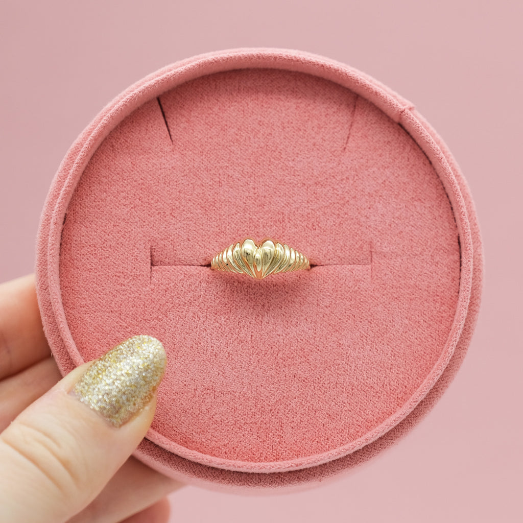 De vintage hart ring in onze kenmerkende roze fluwelen MiJu Official giftbox.